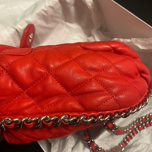 Red color chains around Medium size,interlocking CC logo silver tone hardware . - Picture 8 of 13